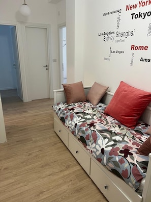 3 habitaciones, tabla de planchar con plancha, wifi y ropa de cama 