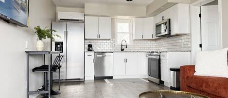 Réfrigérateur, micro-ondes, four, plaque de cuisson