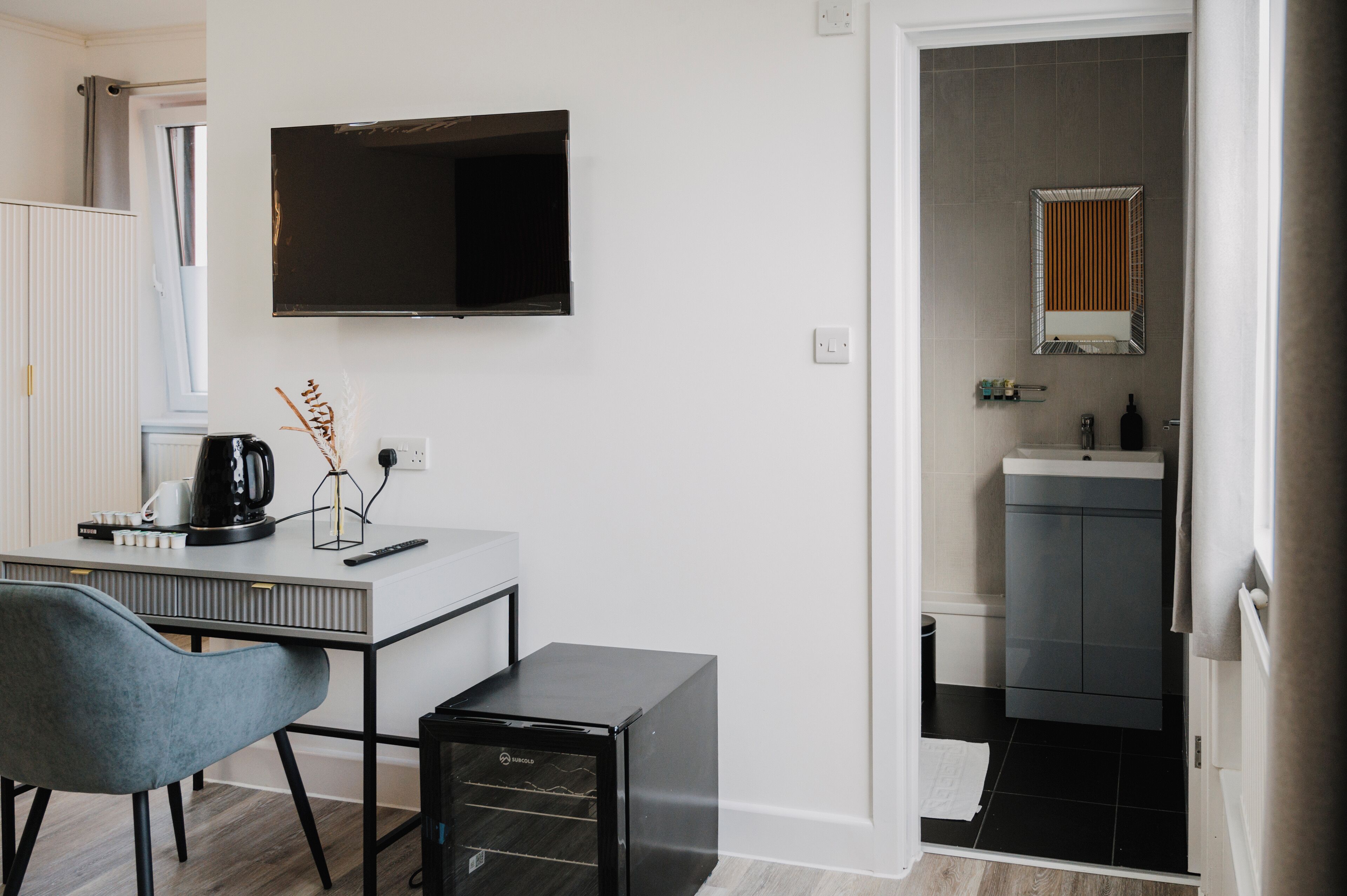 Deluxe Double or Twin Room | In-room safe, desk, laptop workspace, soundproofing