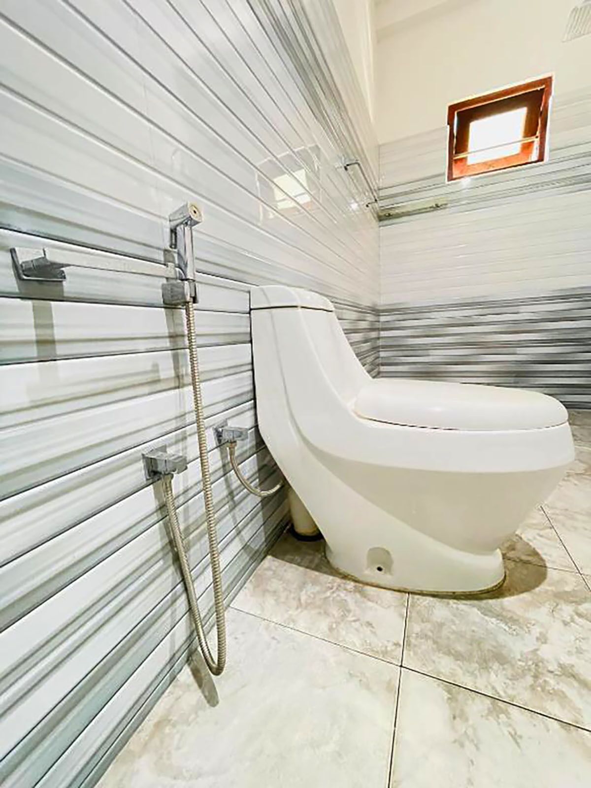 Douche, sèche-cheveux, serviettes fournies, savon