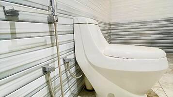 Douche, sèche-cheveux, serviettes fournies, savon