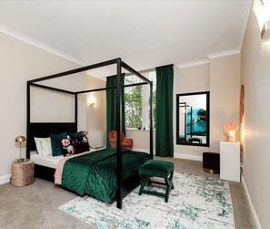 3 bedrooms, desk, iron/ironing board, free WiFi