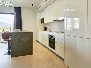 Een koelkast, een microgolfoven, een oven, een vaatwasser