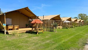 Outdoor dining - Luxury Safari tent for 6 persons with box bed (Petten)