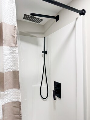 Hair dryer, towels, soap, shampoo - RiverStone Retreat C (Newburgh)