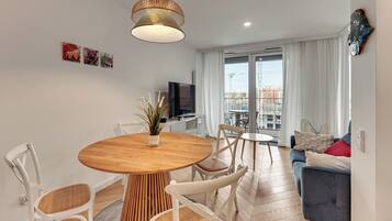 Deluxe-Apartment | Essbereich im Zimmer