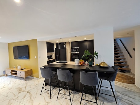 Dining. Detached house with garden and terraces near stadium