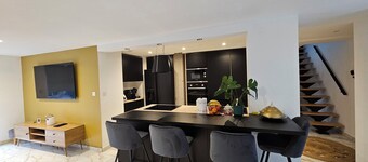 Detached house with garden and terraces near stadium