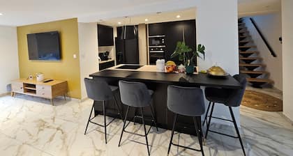 Detached house with garden and terraces near stadium