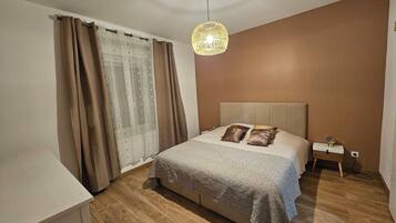4 bedrooms, iron/ironing board, WiFi, bed sheets