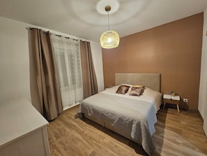 4 dormitorios, tabla de planchar con plancha, wifi y ropa de cama