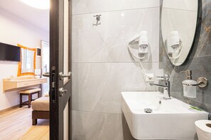 Bathroom - Akrogiali Apartments (Mylopotamos)