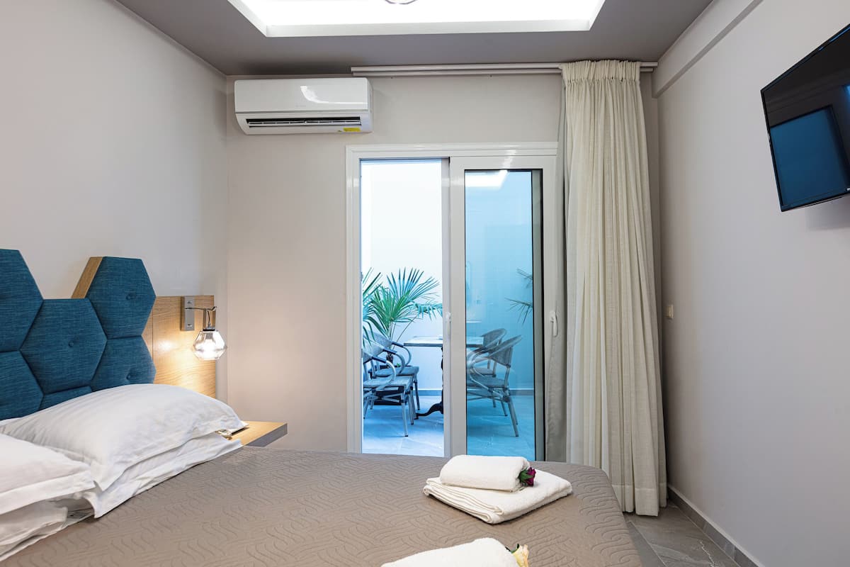 Suite superior, bañera de hidromasaje | 1 dormitorio, caja fuerte, wifi gratis