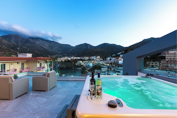 Deluxe Family Suite with Jacuzzi and Sea View 2\-5 Pax | Terrasse/Patio