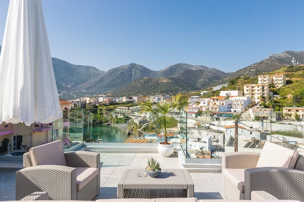 Deluxe Family Suite with Jacuzzi and Sea View 2\-5 Pax | Terraza o patio