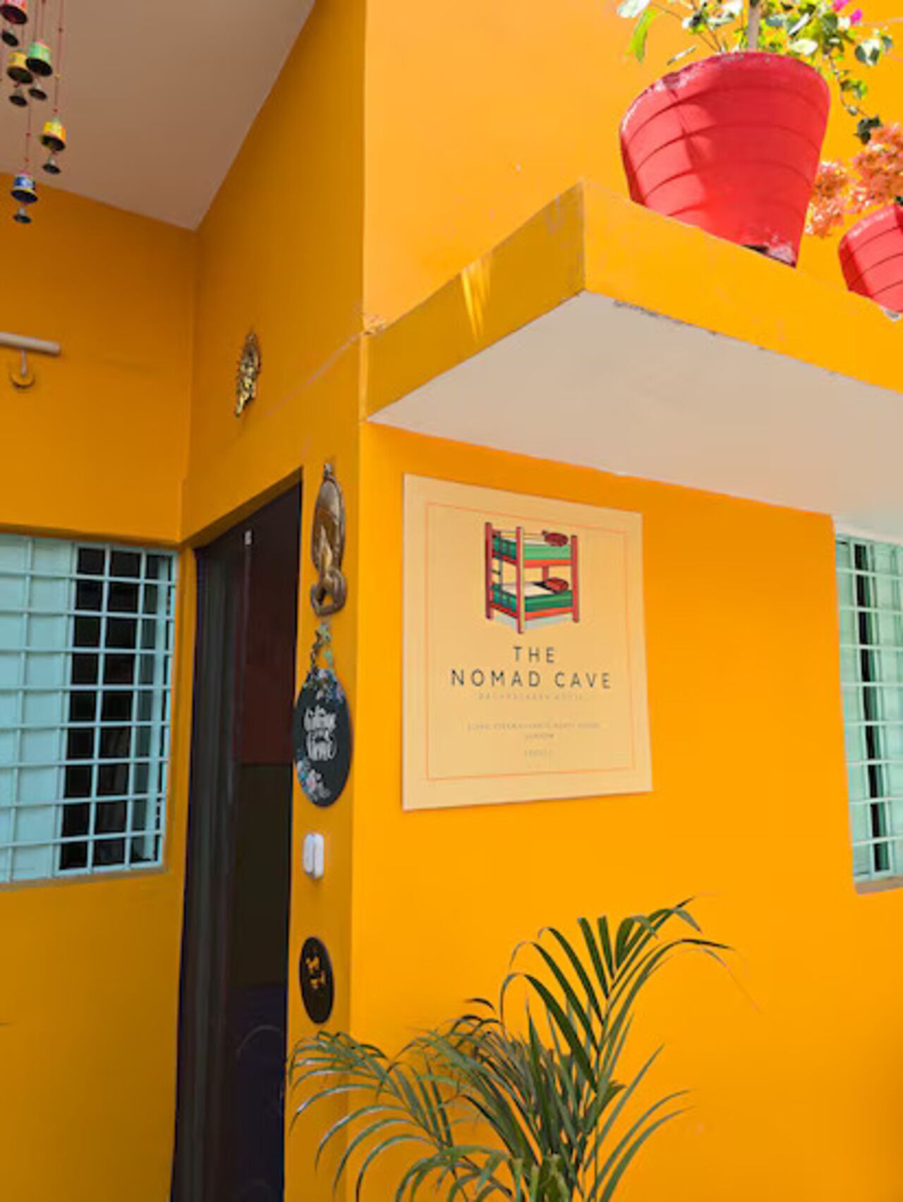 Un edificio amarillo con un cartel que dice "The Nomad Cave".