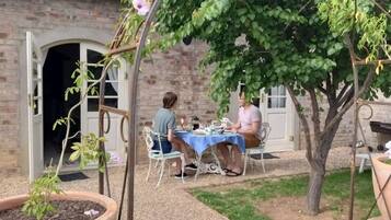 Deluxe Suite, Garden View | Free WiFi, bed sheets