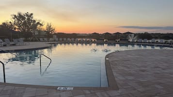 Una piscina al aire libre, una piscina climatizada
