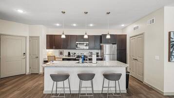 Refrigerador, microondas, horno, placa de cocina