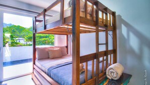 Cama literaria con vista a la vegetación.