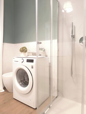 Een haardroger, een bidet, handdoeken, zeep