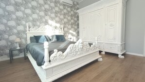 Ein Schlafzimmer mit einem Bett, einem Nachttisch und einem weißen Kleiderschrank.