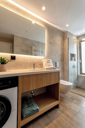 Suite Deluxe, hidromasaje | Baño | Regadera, amenidades de baño gratuitas, secadora de cabello, batas
