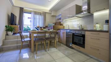 Deluxe Apartment | Private kitchen | Full-size fridge
