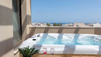 Deluxe suite, bubbelbad | Terras