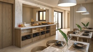 Un espace repas moderne doté d’un comptoir en marbre, d’étagères en bois et de luminaires suspendus.