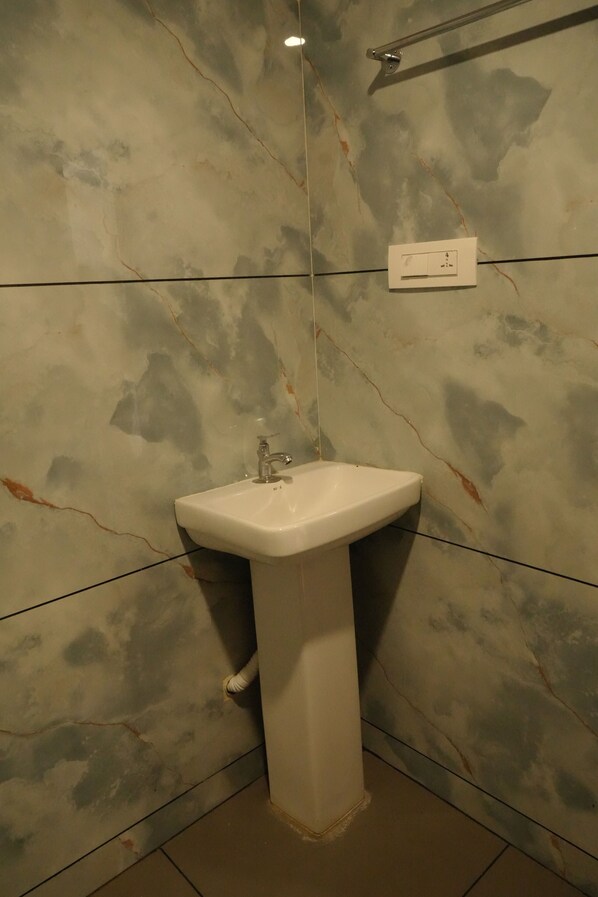 Family Quadruple Room | Bathroom | Free toiletries, towels, soap, shampoo - Amani Beach Homestay (Bhatkal)