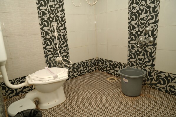 Deluxe Double Room, Sea View | Bathroom | Free toiletries, towels, soap, shampoo - Amani Beach Homestay (Bhatkal)