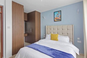 3 slaapkamers, een strijkplank/strijkijzer, wifi (toeslag), beddengoed