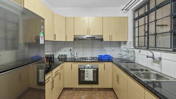 Een koelkast, een magnetron, een kookplaat