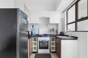 Frigorifero, microonde, piano cottura, macchina per tè/caffè