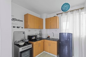 Fridge, microwave, coffee/tea maker, toaster - Nairobi 1BR with Pool, Gym & Laundry Facility Onsite (Nairobi)