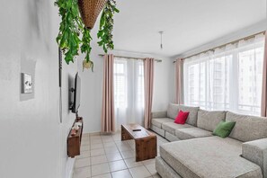 Smart TV, offices - Nairobi 1BR with Pool, Gym & Laundry Facility Onsite (Nairobi)