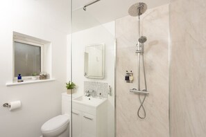 Douche, sèche-cheveux, serviettes fournies