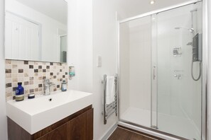 Shower, hair dryer, towels
