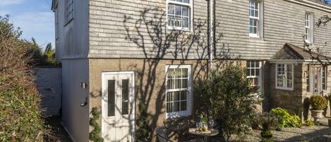 تناول الطعام بالخارج