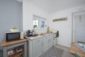 Kühlschrank, Mikrowelle, Herdplatte, Wasserkocher mit Kaffee-/Teezubehör