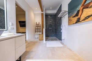 Deluxe Suite, Pool View | Bathroom | Free toiletries, hair dryer, slippers, towels