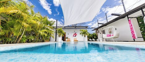 Una piscina al aire libre