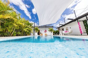 Una piscina al aire libre