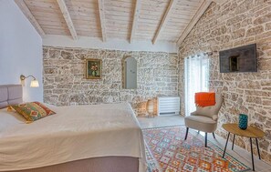 3 bedrooms, travel cot, free WiFi, bed sheets