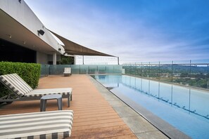 Outdoor pool - When Away - Luxury 2 Bedroom 110 m² in Menlyn Maine (Pretoria)