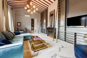 Superior Apartment | Living area - Regina House by MMega (Florence)