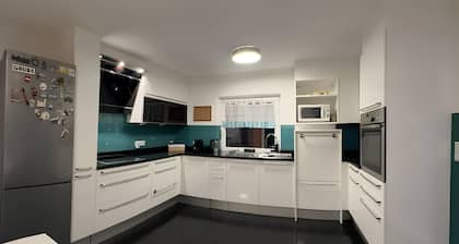 For families, larger groups and guests with pets.