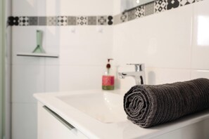 Shower, hair dryer, towels, soap - Cosy apartment between the old port and the central market (La Rochelle)