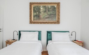2 habitaciones, escritorio, tabla de planchar con plancha y wifi gratis 